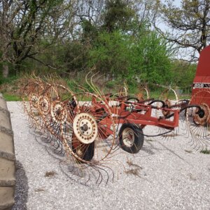 Hesston 8 Wheel Bi-fold Rake