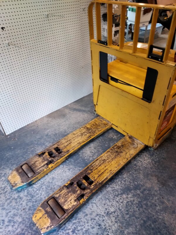 6000 lb Yale Pallet Jack - Image 2