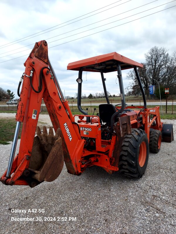 Kubota L35 Tractor with TL720 Loader BT900 Backhoe, New Engine - Image 3