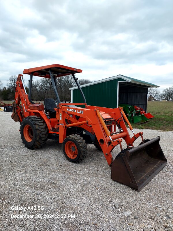 Kubota L35 Tractor with TL720 Loader BT900 Backhoe, New Engine