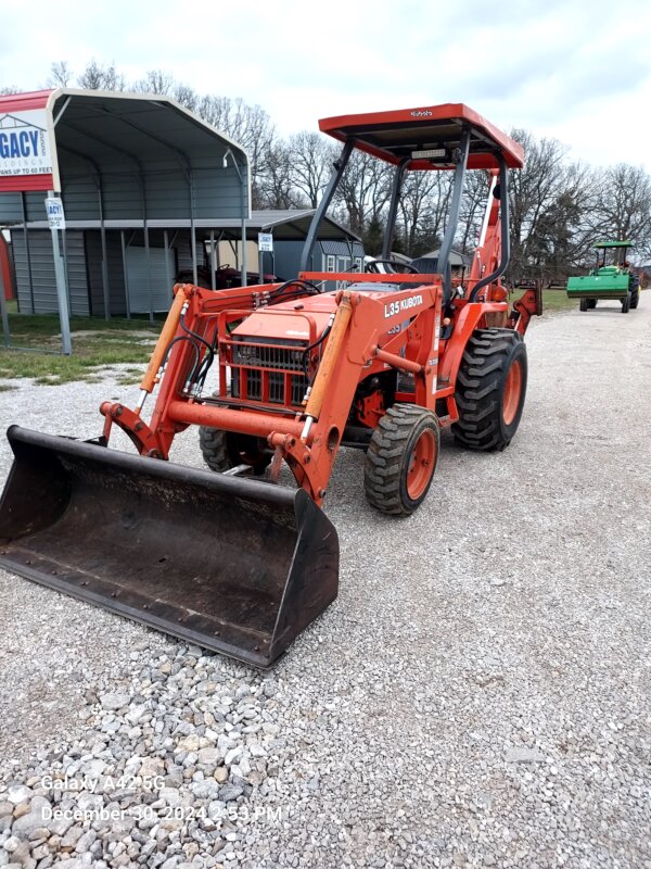 Kubota L35 Tractor with TL720 Loader BT900 Backhoe, New Engine - Image 2