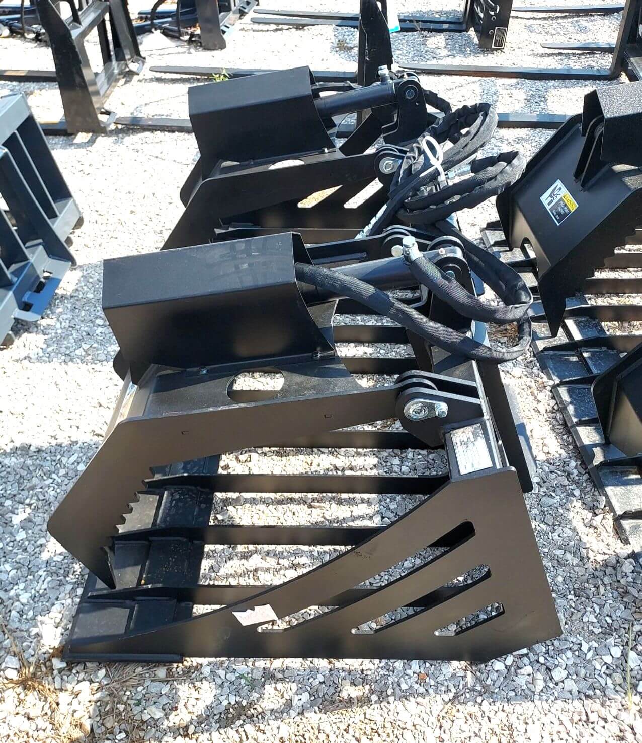 Heavy-Duty 72" Rock Grapple Bucket – Universal Skid Steer Mount - Image 2