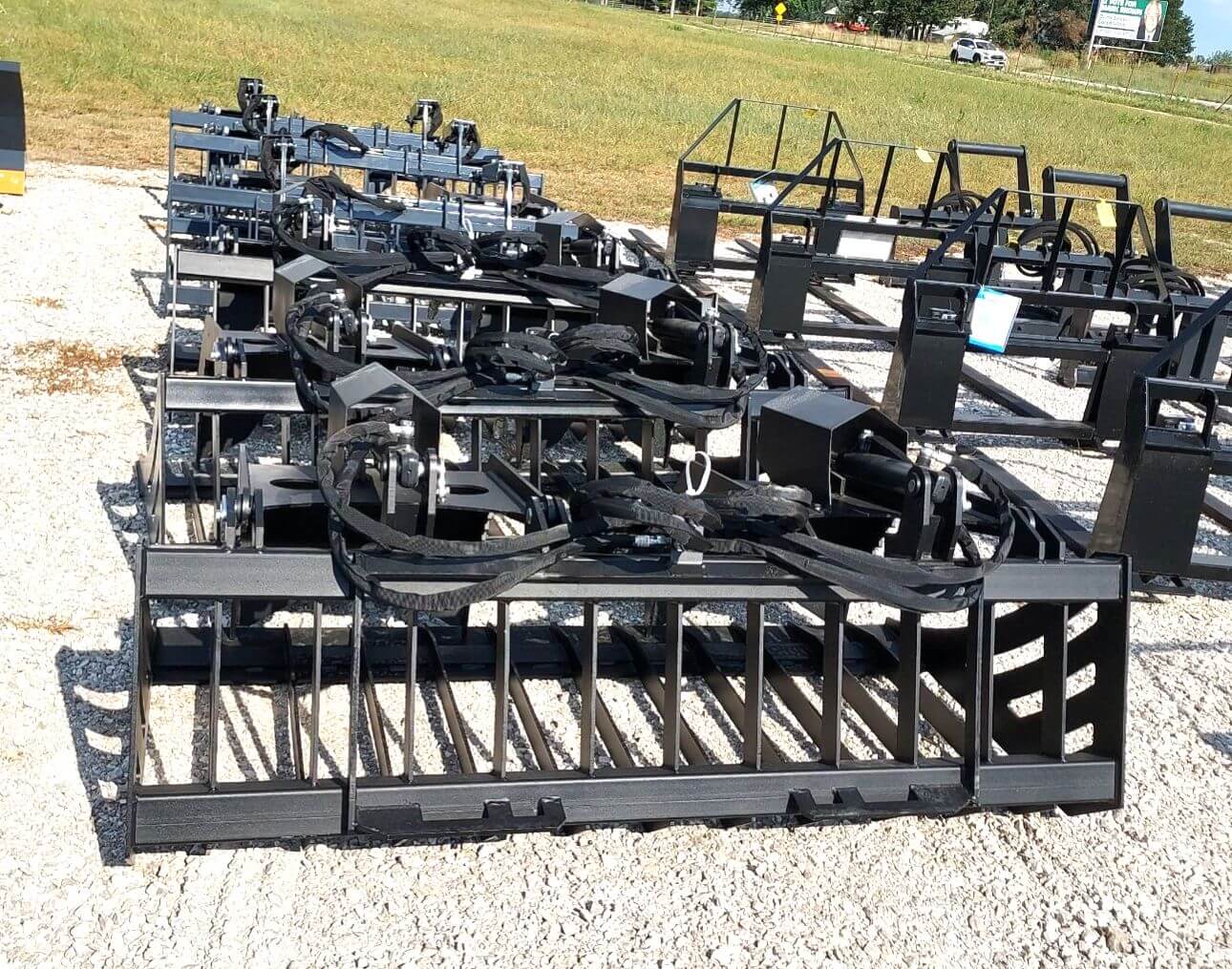 Heavy-Duty 72" Rock Grapple Bucket – Universal Skid Steer Mount - Image 3